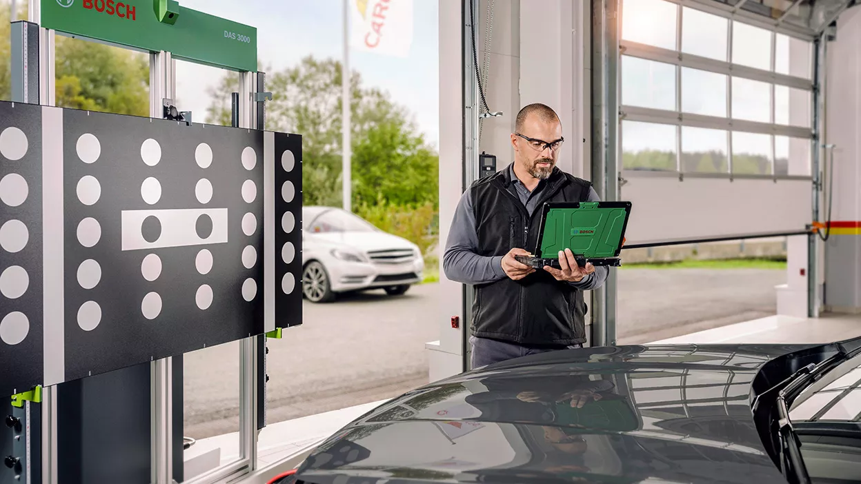 ADAS Monteur kalibriert mit Laptop